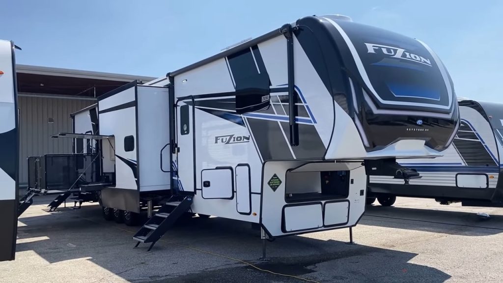 2024 Fuzion 425 Fifth Wheel exterior
