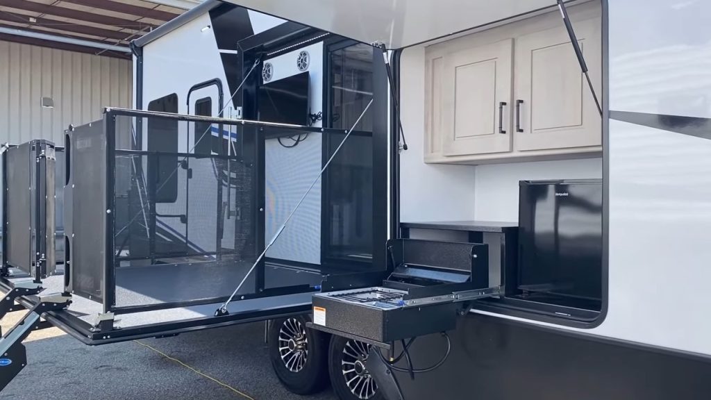 2024 Fuzion 425 Fifth Wheel exterior