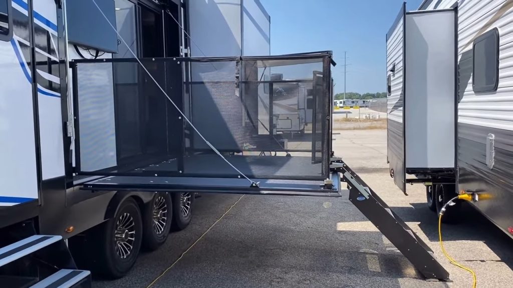 2024 Fuzion 425 Fifth Wheel exterior