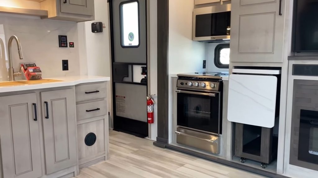 2024 Fuzion 425 kitchen