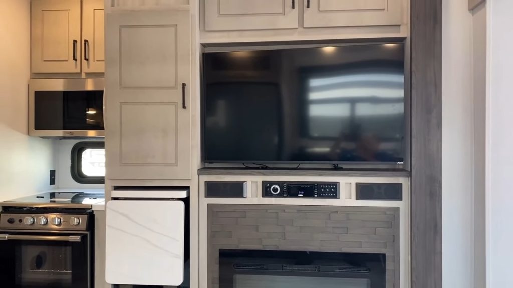 2024 Fuzion 425 kitchen and living