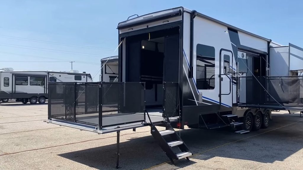 2024 Fuzion 425 Fifth Wheel exterior