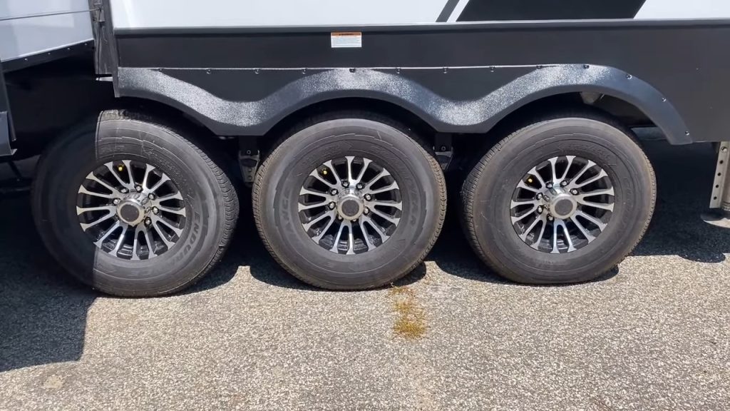 2024 Fuzion 425 Fifth Wheel exterior