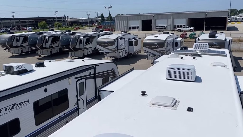 2024 Fuzion 425 Fifth Wheel exterior