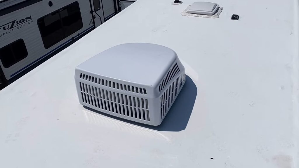 2024 Fuzion 425 Fifth Wheel exterior