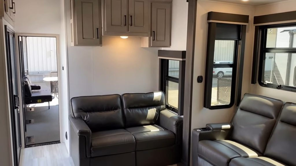 2024 Fuzion 425 living