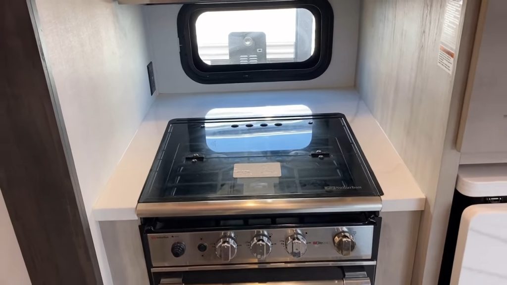 2024 Fuzion 425 kitchen