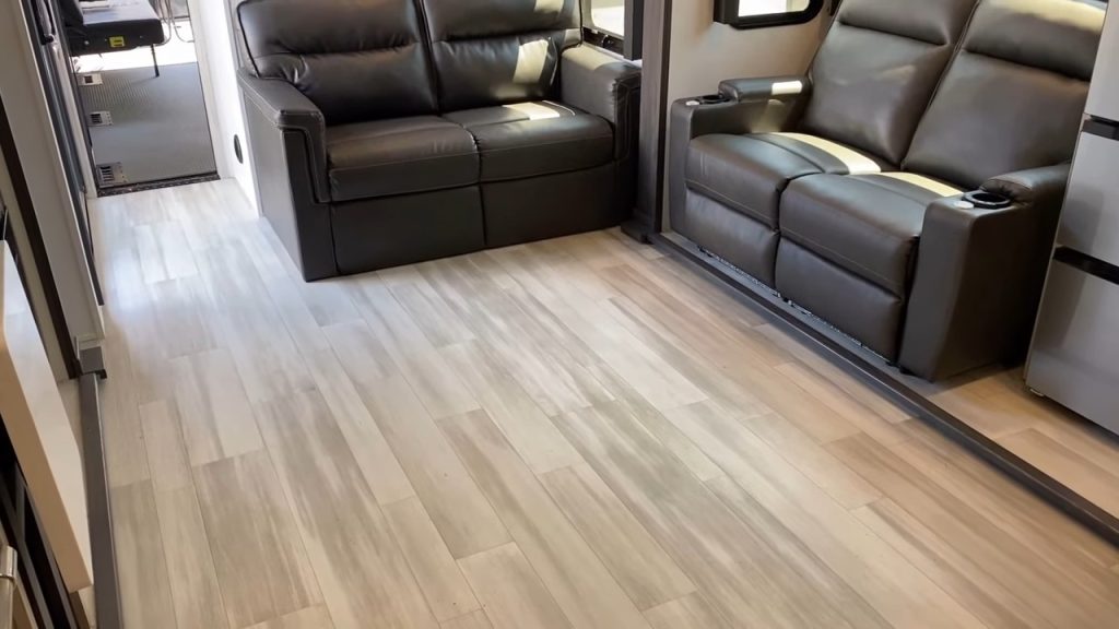 2024 Fuzion 425 living