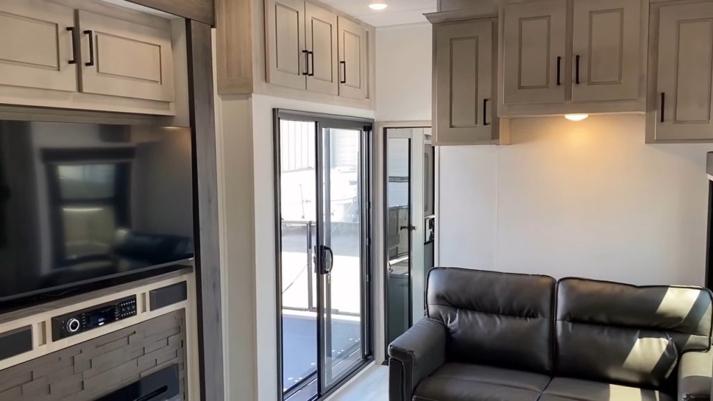 2024 Fuzion 425 patio