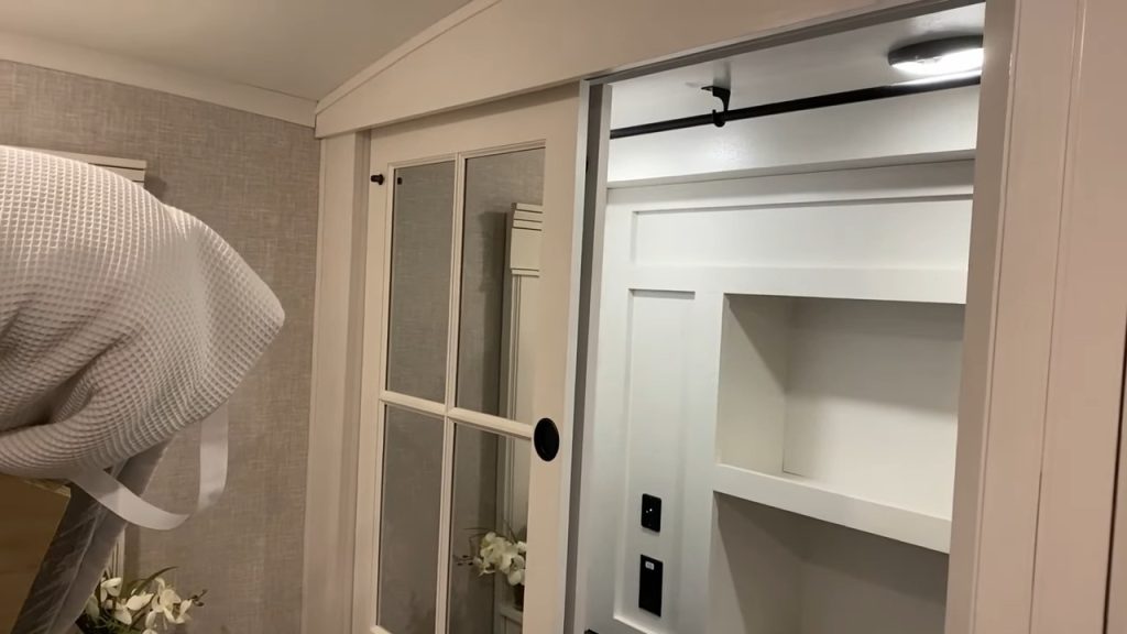 310rlts bedroom closet