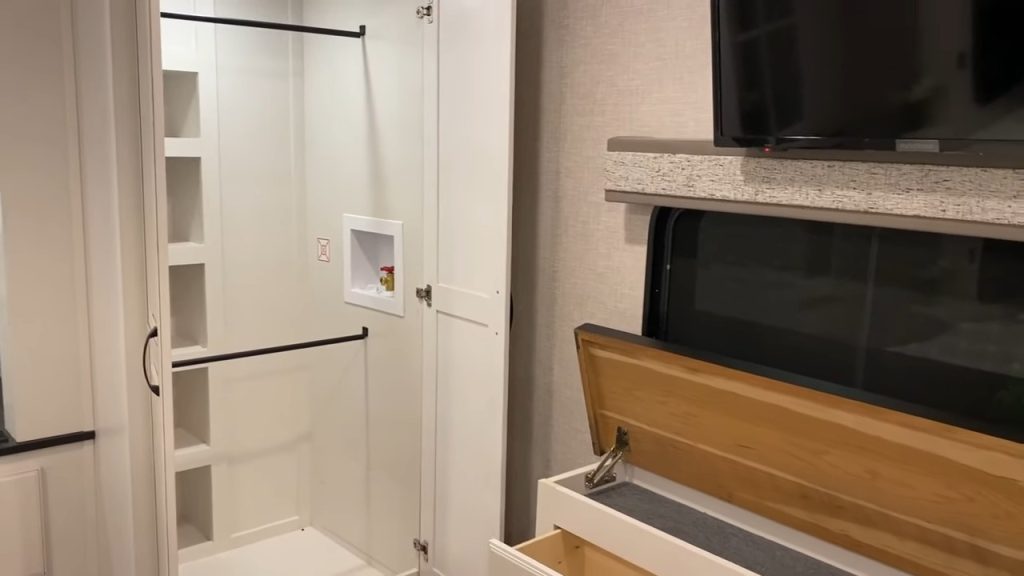 310rlts bedroom closet and washer dryer