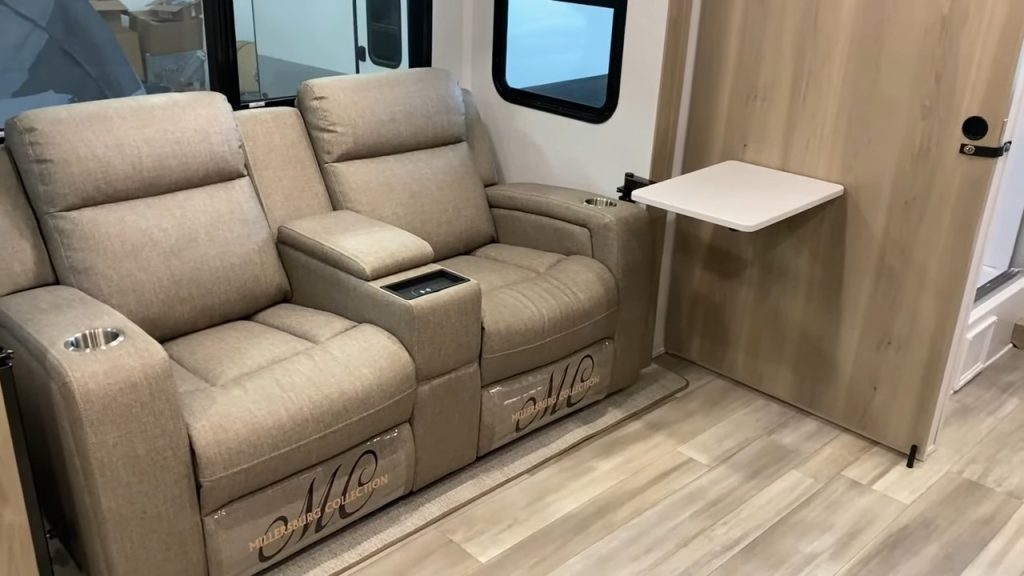 2024 Rockwood 2518S living