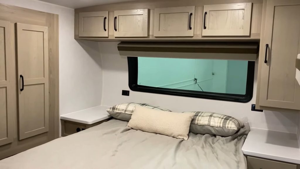 2024 Rockwood 2518S bedroom
