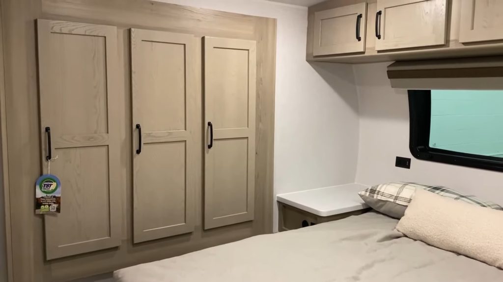 2024 Rockwood 2518S bedroom options