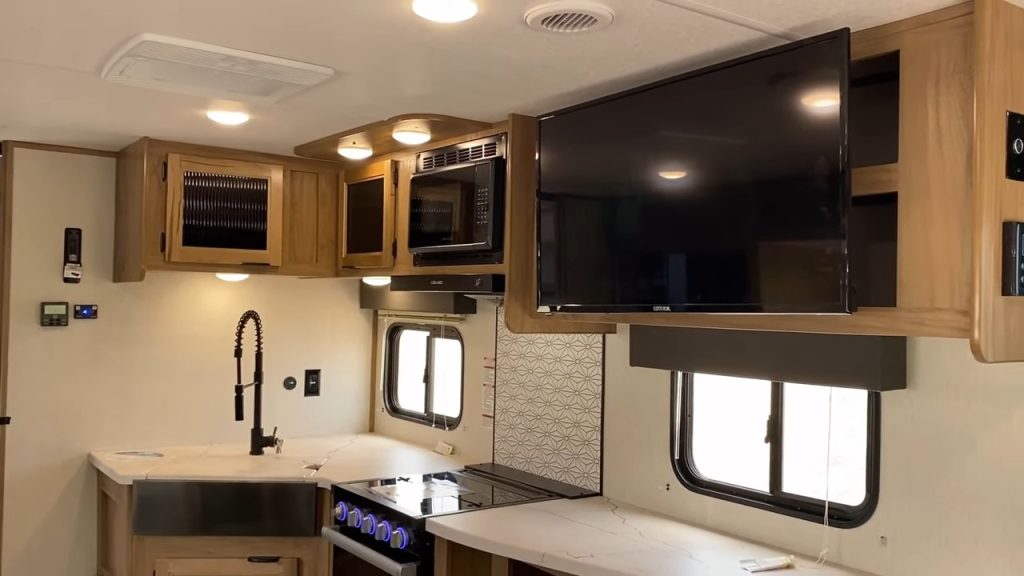 2024 Alpha Wolf 2500RL kitchen