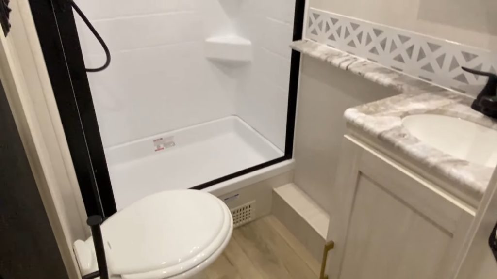 260BHLE-bathroom