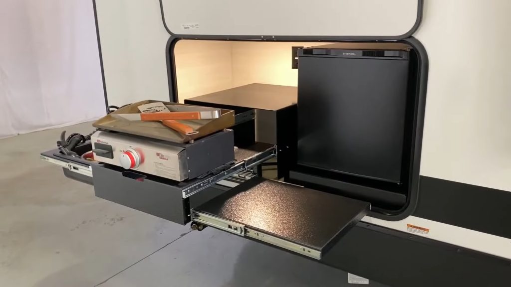 260BHLE-camp-kitchen