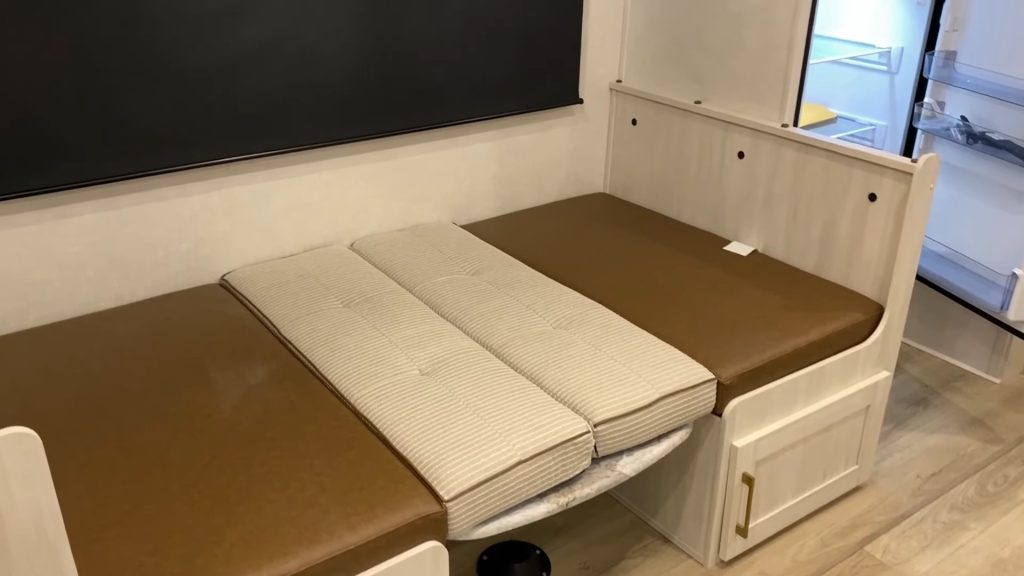 260BHLE-dinette-hide-a-bed