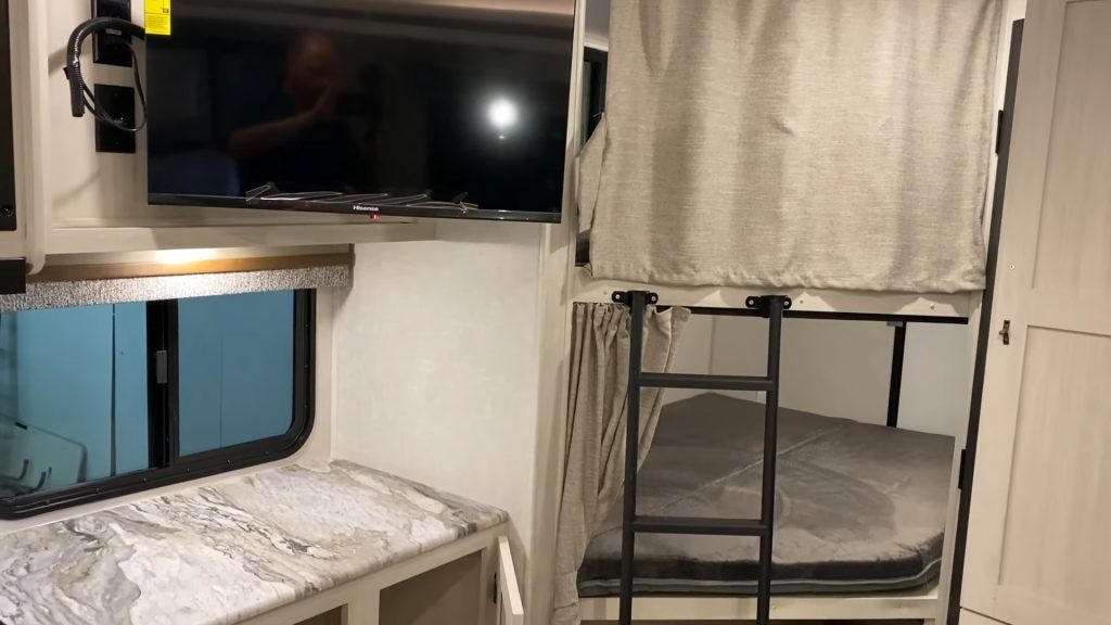 260BHLE-bunk-privacy-and-ladder