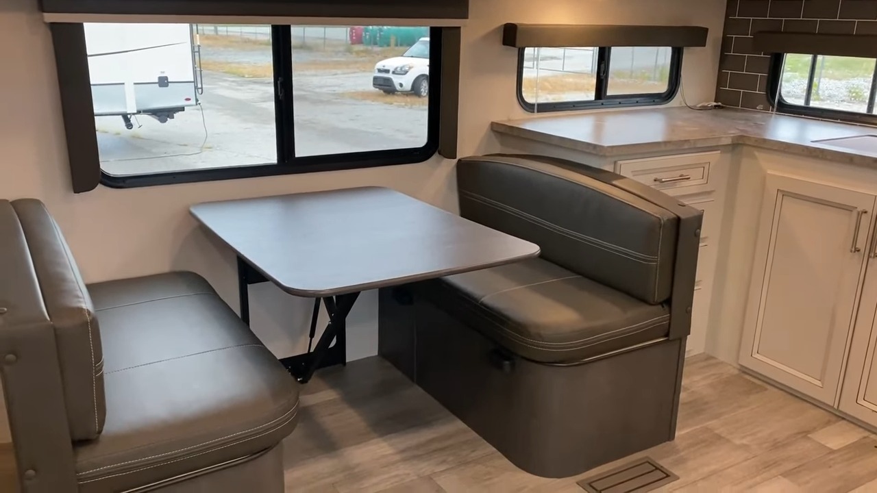 25mle living area dinette