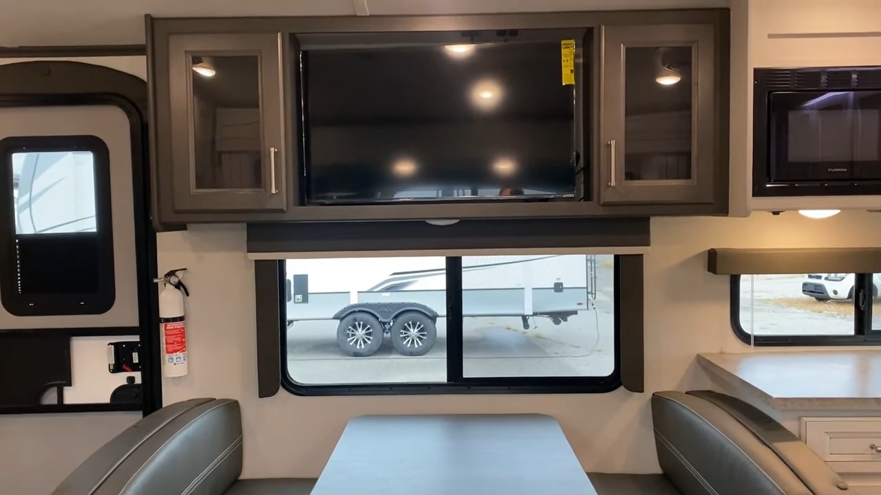 25mle living area entertainment