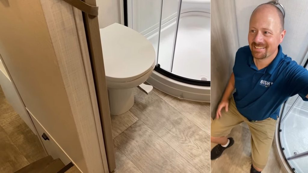 2024 Rockwood & Flagstaff 373BH bathroom