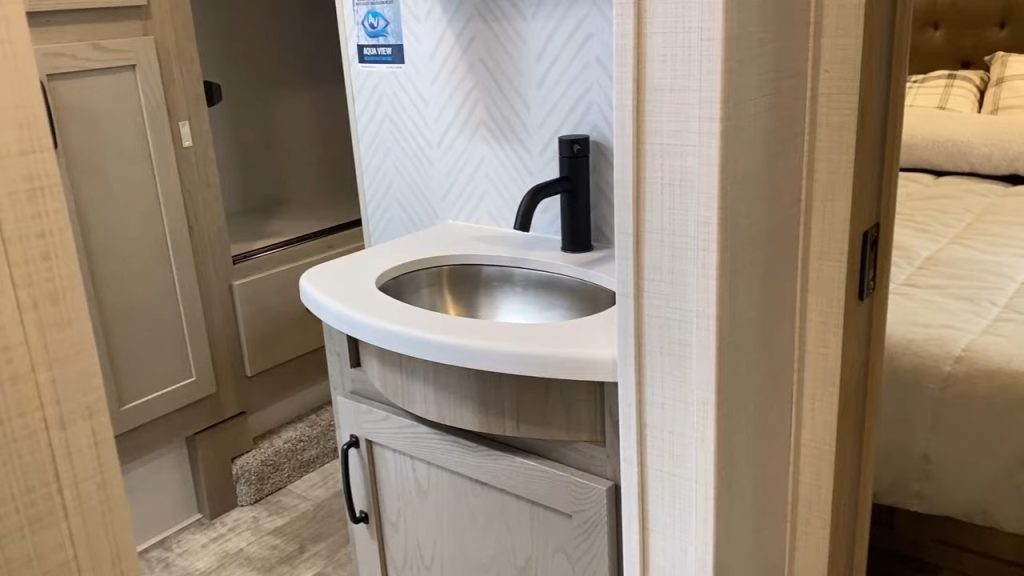 2024 Rockwood & Flagstaff 373BH bathroom