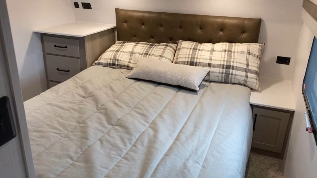 2024 Rockwood & Flagstaff 373BH bedroom