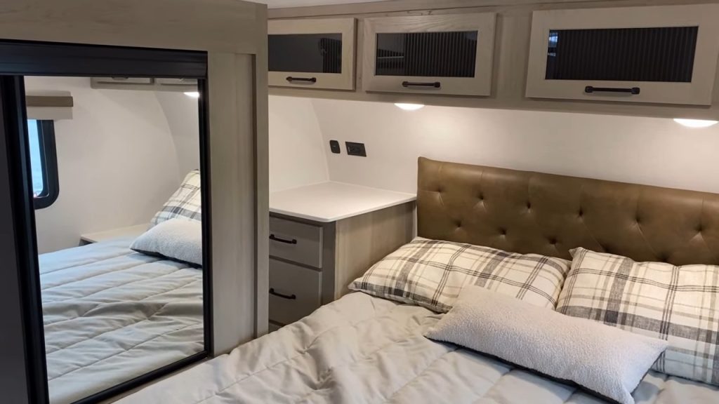 2024 Rockwood & Flagstaff 373BH bed