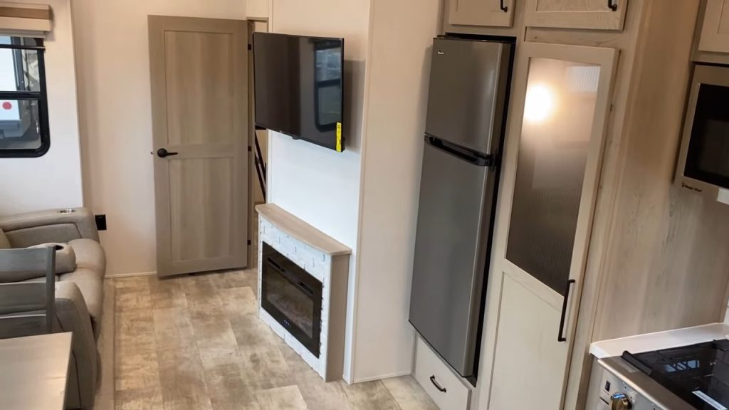 2024 Rockwood & Flagstaff 373BH living