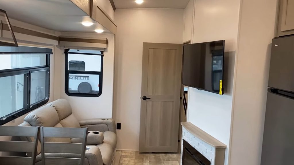 2024 Rockwood & Flagstaff 373BH living