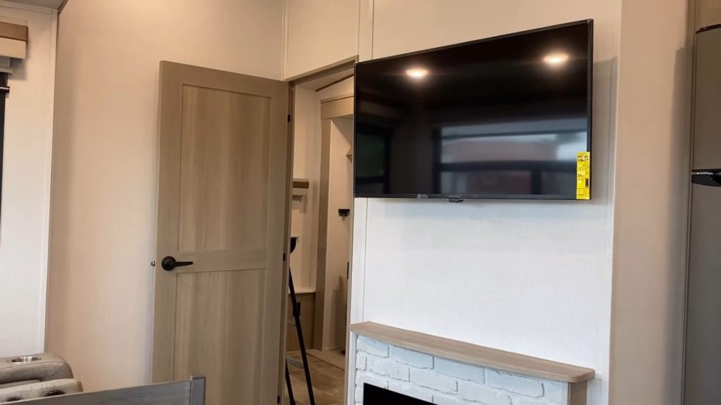 2024 Rockwood & Flagstaff 373BH living