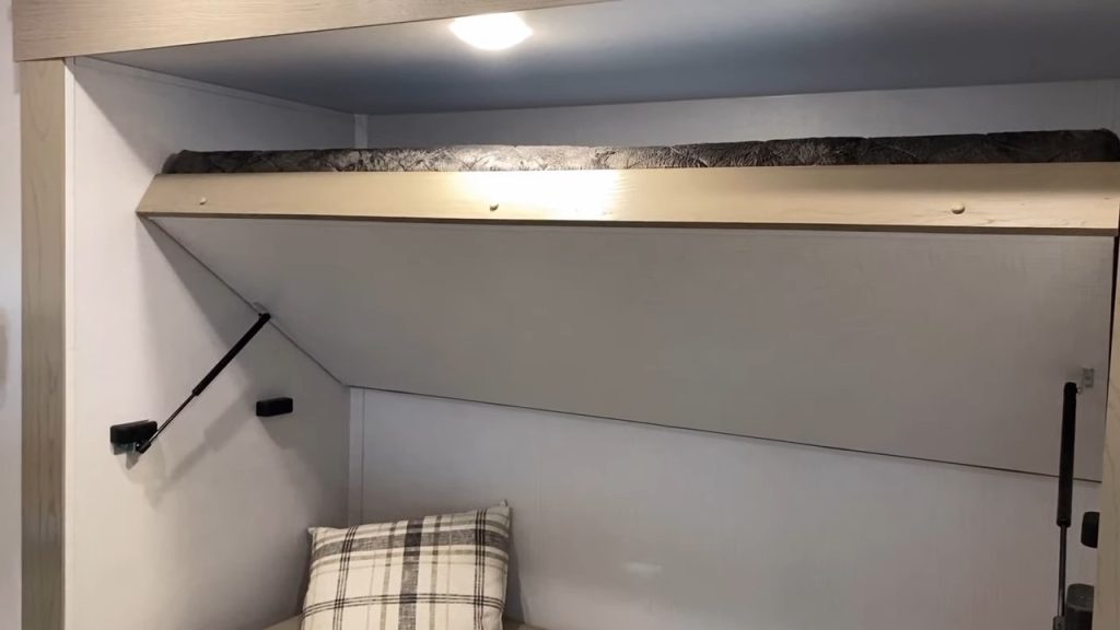 2024 Rockwood & Flagstaff 373BH living