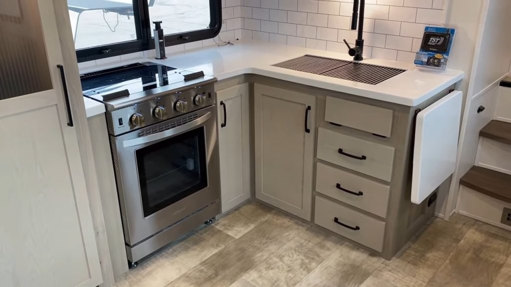 2024 Rockwood & Flagstaff 373BH kitchen