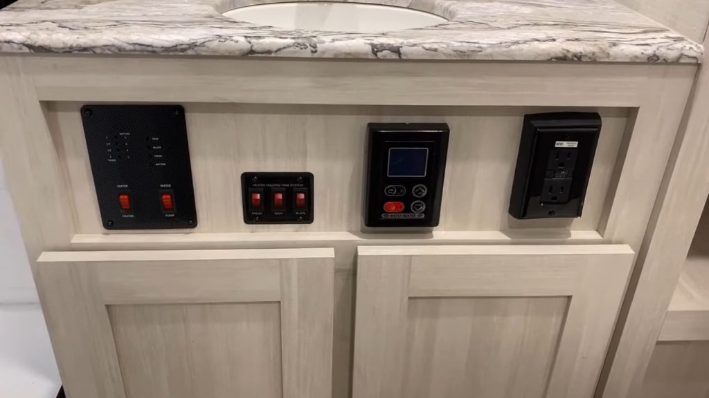 2024 Surveyor 203RKLE bathroom