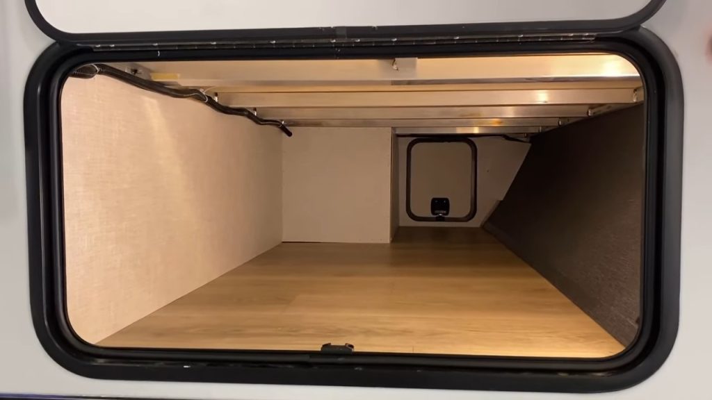 2024 Surveyor 203RKLE exterior