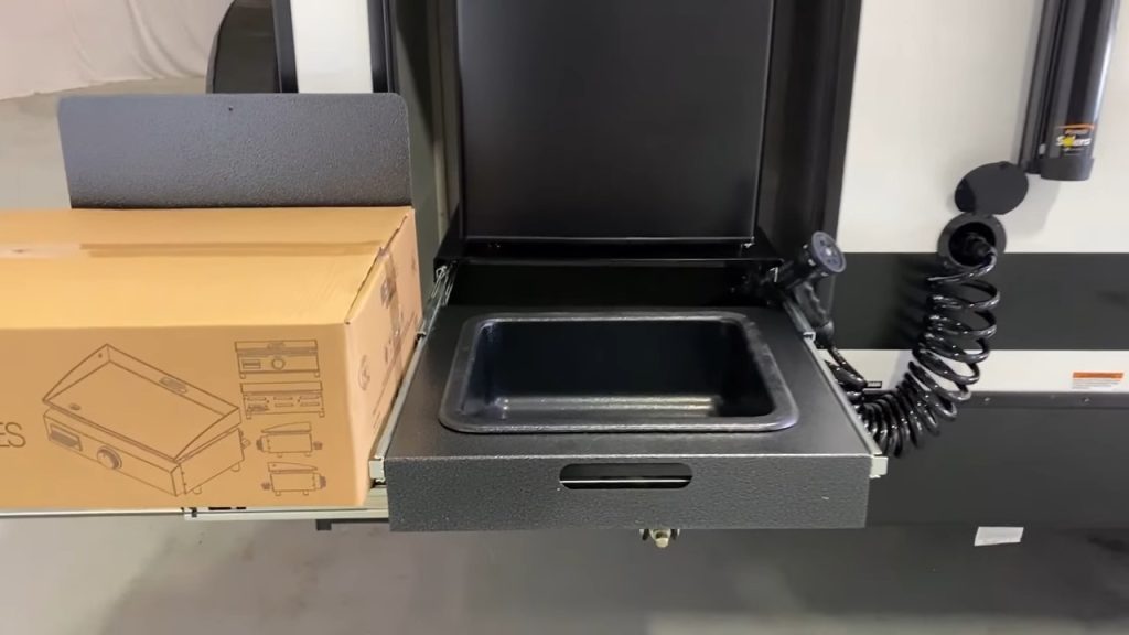 2024 Surveyor 203RKLE exterior