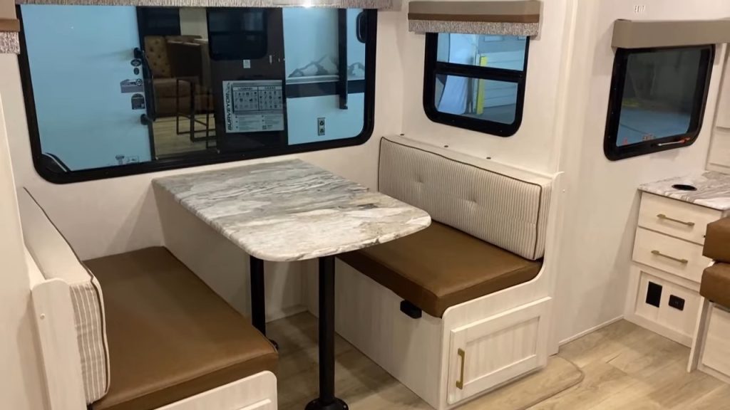 2024 Surveyor 203RKLE living