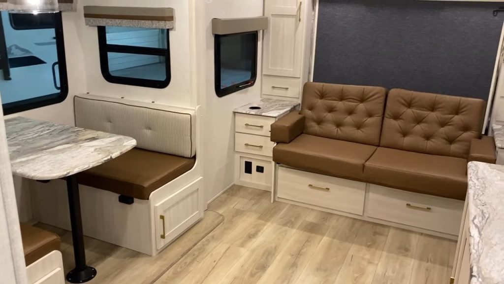 2024 Surveyor 203RKLE living