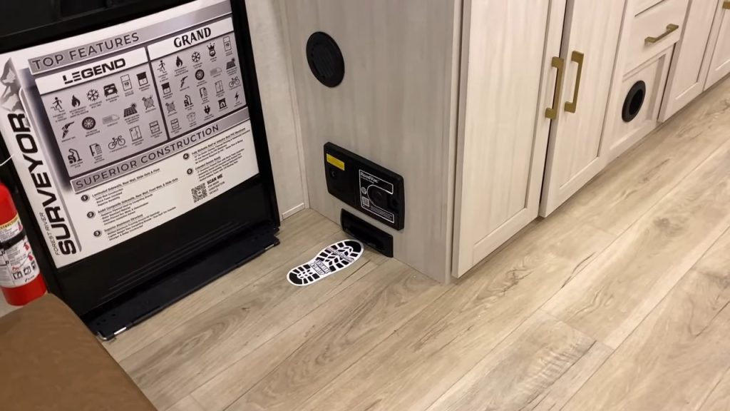 2024 Surveyor 203RKLE living