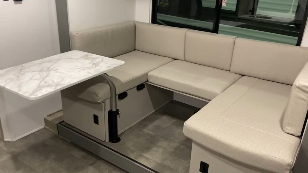 2024 FSX 178BHSK dining