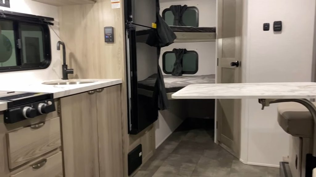 2024 FSX 178BHSK kitchen