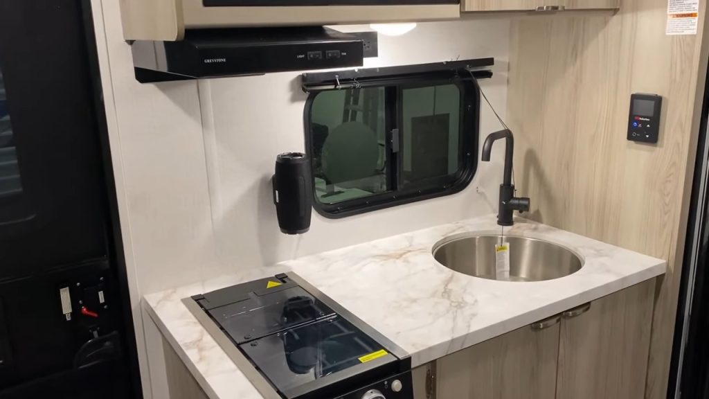 2024 FSX 178BHSK kitchen