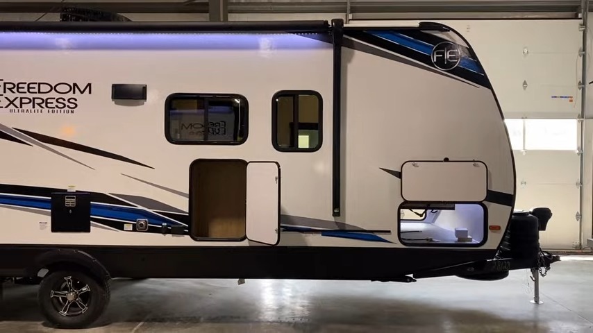 2024 Freedom Express 258BHS exterior