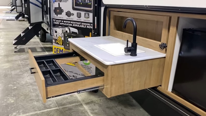 2024 Freedom Express 258BHS exterior