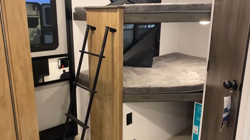 2024 Freedom Express 258BHS living