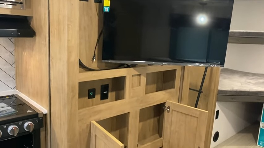 2024 Freedom Express 258BHS living