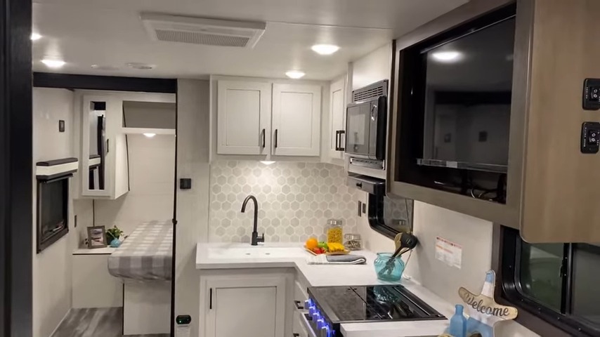 2024 Jay Flight 240RBS kitchen