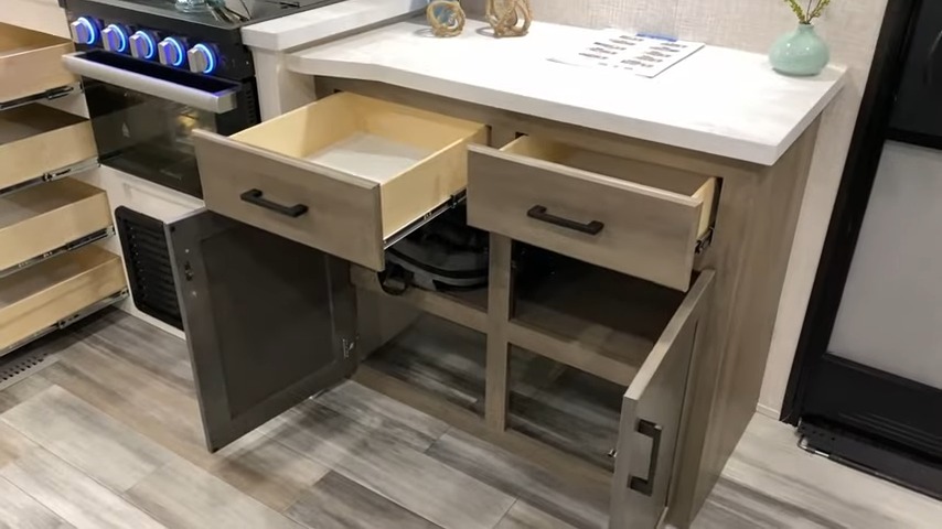 2024 Jay Flight 240RBS kitchen