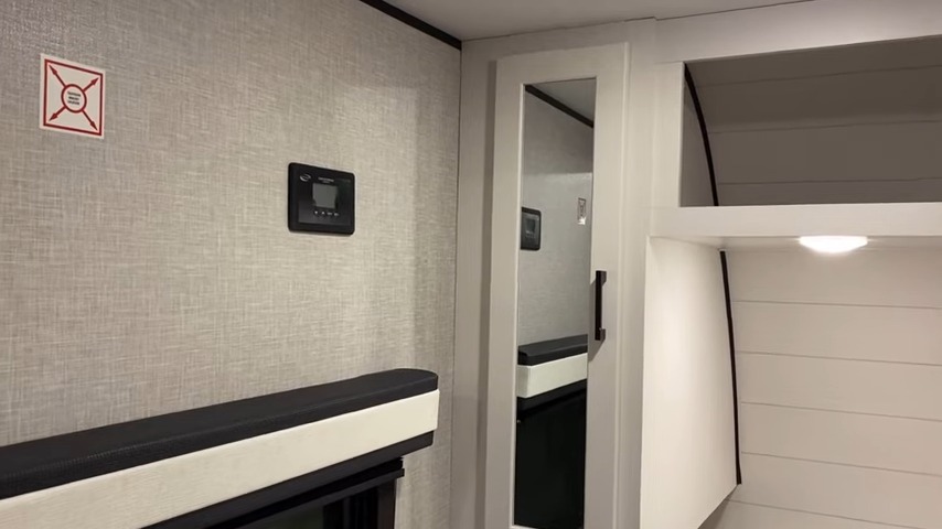 2024 Jay Flight 240RBS bedroom